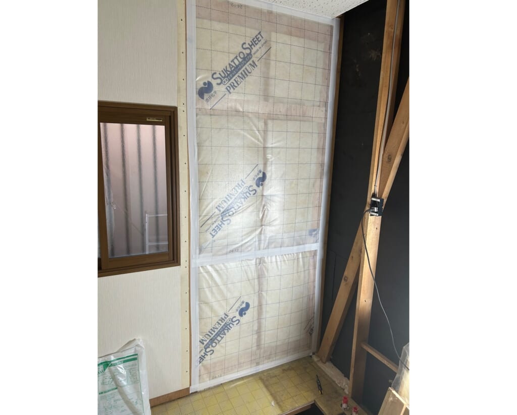 壁面の防湿気密シート施工