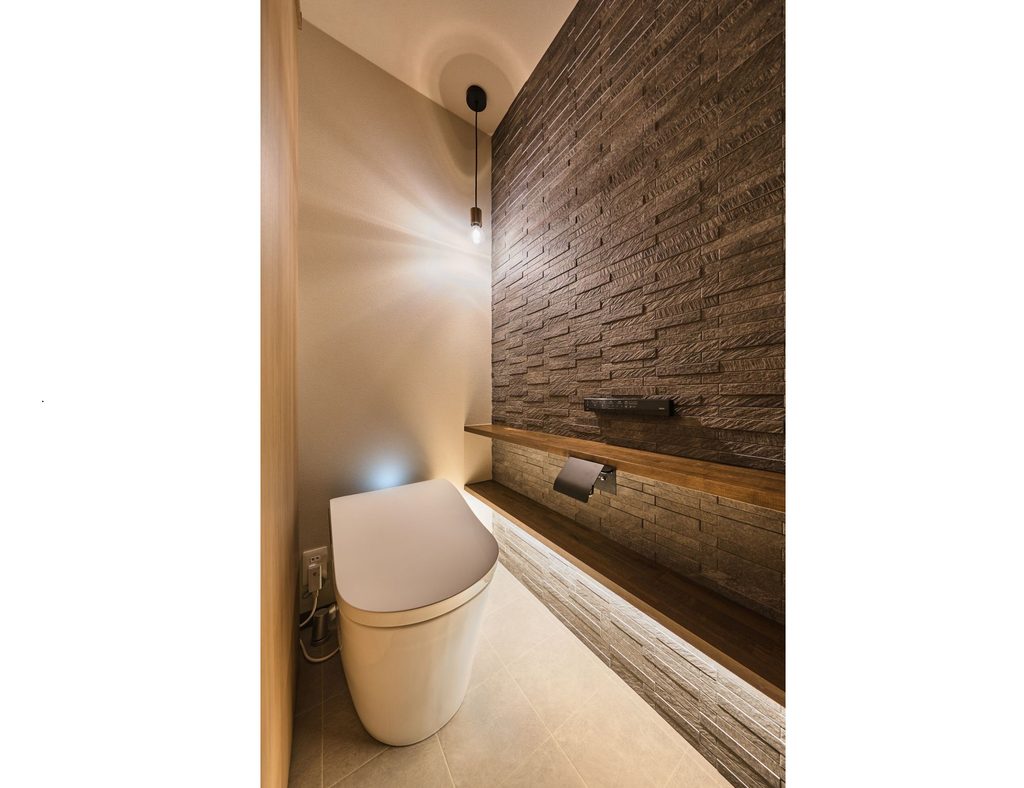 タンクレストイレと石目調のアクセントタイル、間接照明がおしゃれなモダンな京都のトイレインテリア施工事例